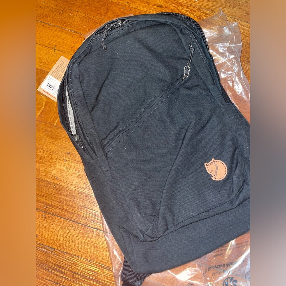Fjallraven new with tags 550 black backpackck Raven 20 padded compartments